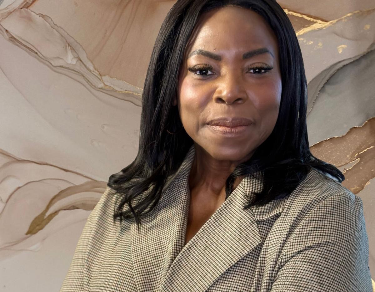 Engracia Sleeswijk, AI-strategist en Lead Architect, in ruitjescolbert